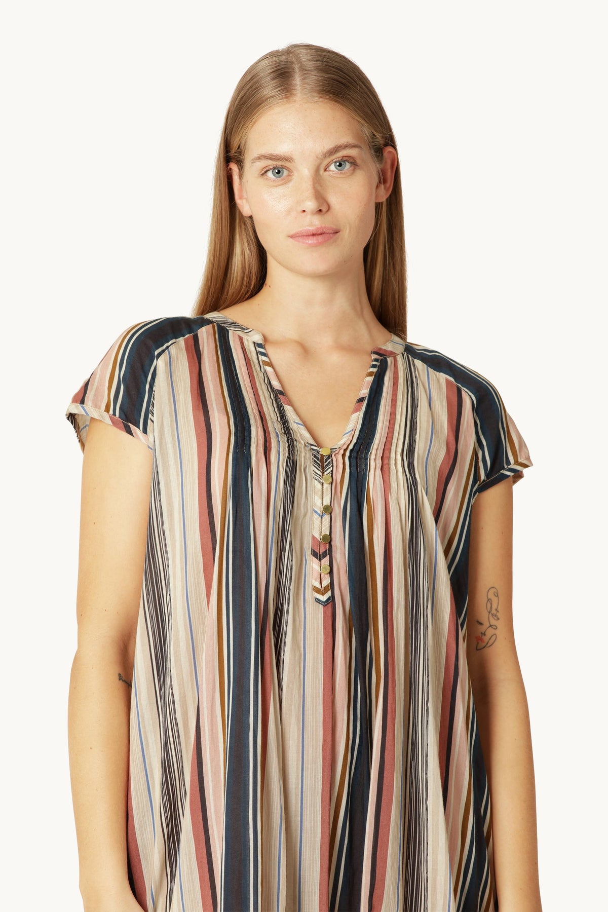 Lång Klänning med Korta Ärmar Pintuck - Beige Organic Stripe